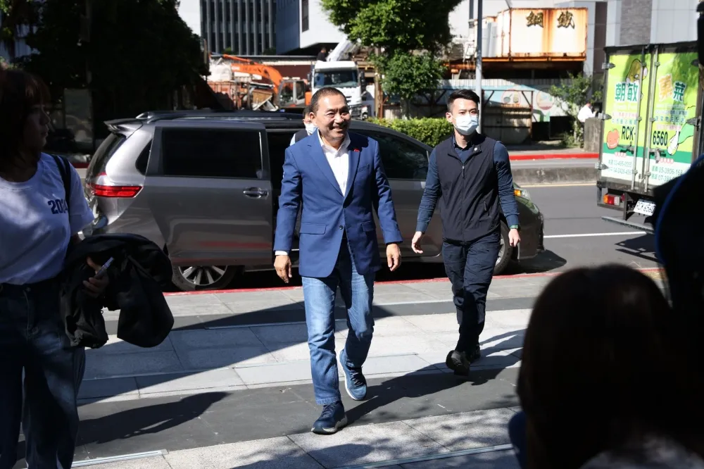 【笑容滿面片】柯侯已通電話相約會面　侯友宜已抵達馬辦等候