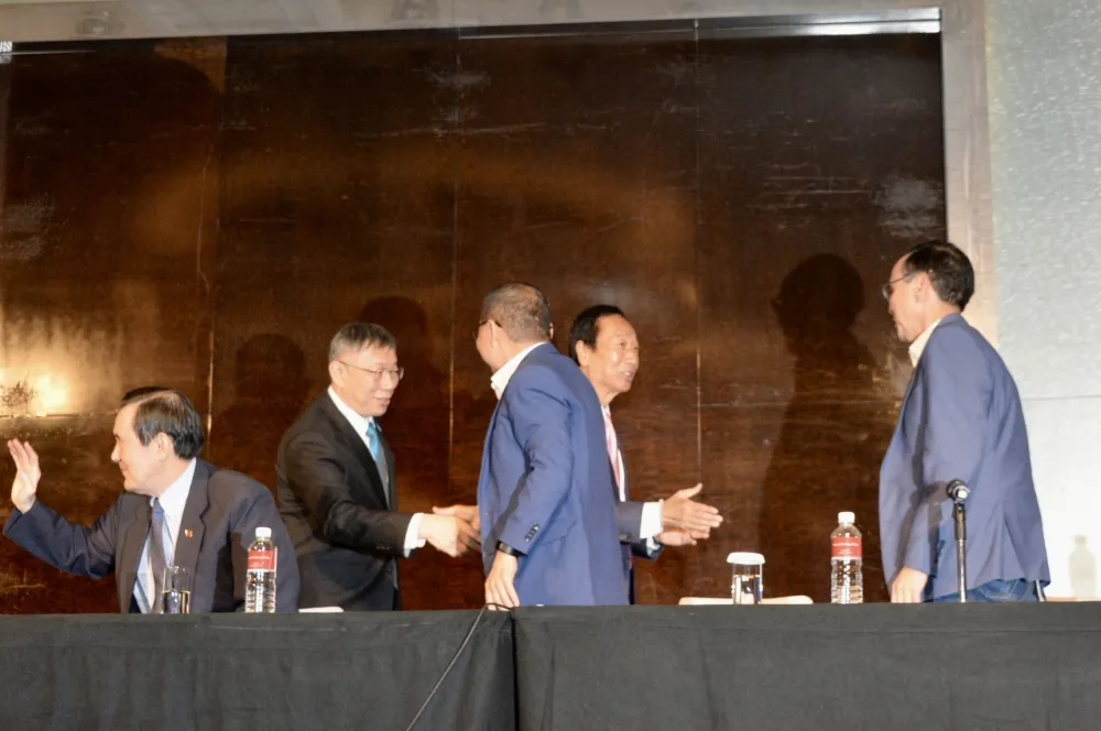 【快訊】五巨頭全到齊！侯友宜念出簡訊　柯文哲反嗆：這是名嘴和側翼做的事