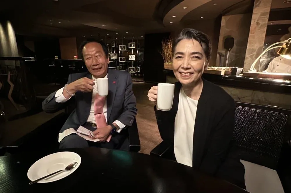 【藍白攤牌最終頁】藍白為民調吵翻天　郭台銘輕鬆PO照：裡頭上統計課，我們在外面喝咖啡