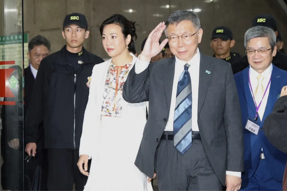 【快訊】偕吳欣盈赴中選會登記　柯文哲：昨天就是一場鬧劇