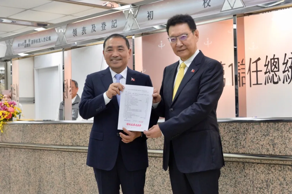 【快訊】侯友宜偕同趙少康登記參選　曝柯文哲上午沒接電話