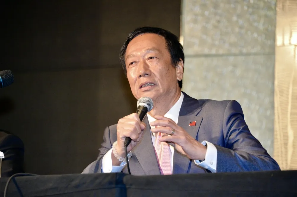 【快訊】結盟了？郭台銘退選喊「人退，志不退」　柯文哲留言：感謝，我們一定贏