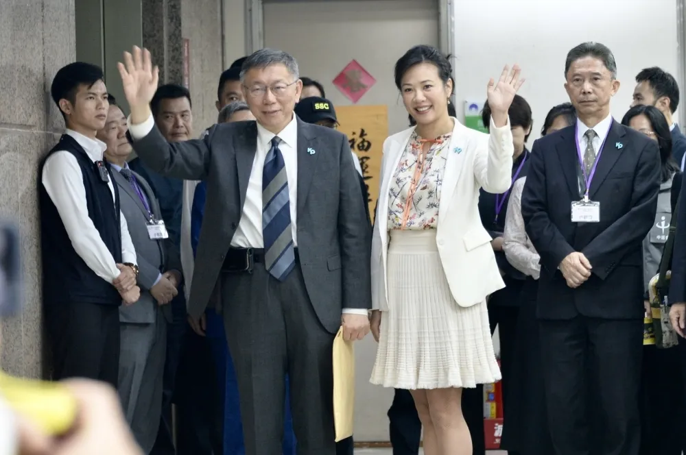 柯文哲曾喊「學藝術的不入流」　鄭弘儀曝吳欣盈學經歷酸：我真的看不到柯的車尾燈