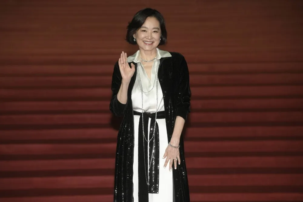 【金馬60紅毯】林青霞黑白禮服壓軸進場霸氣十足　主持人曹佑寧「這舉動」慘被吐槽