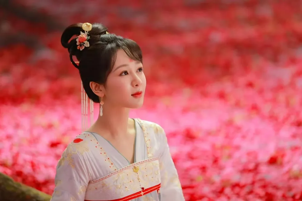 楊紫古裝新劇開拍　《以愛為營》的「他」與《慶餘年》「五竹」爭演男二內幕曝光