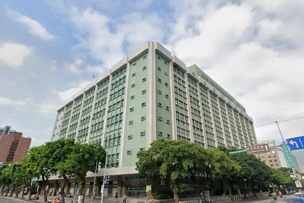 【快訊】中華郵政女會計墜樓　緊急送醫仍不治