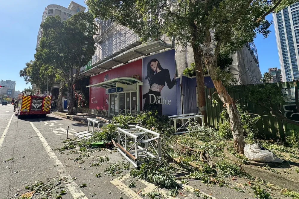 【快逃片】恐怖！林口建案鷹架砸落　路人狂奔逃跑畫面曝光