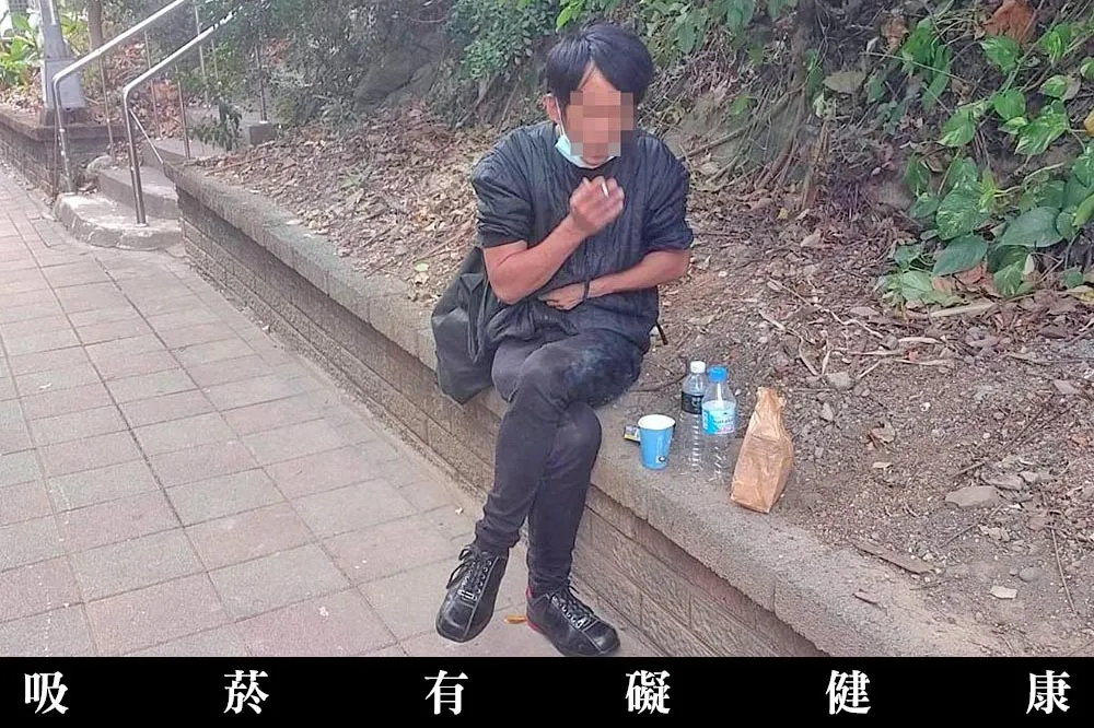 【快訊】可怕！男疑討錢不成拿刀刺死阿姨　行兇後翹腳坐路邊抽菸