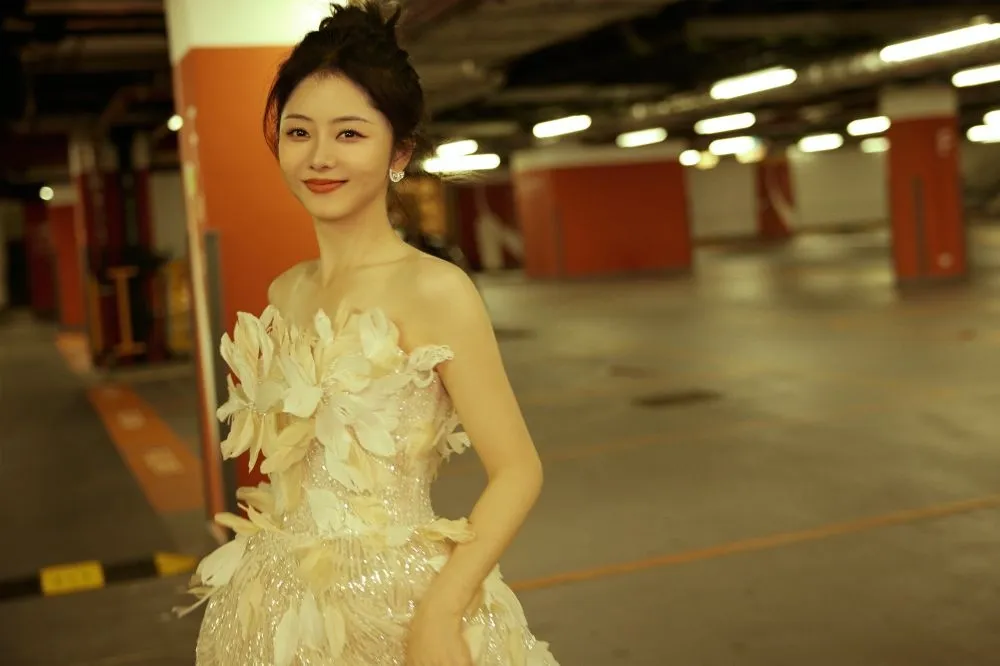 【愛奇藝尖叫之夜】《向風而行》譚松韻仙氣造型美翻　她手機殼「這句話」秒登熱搜