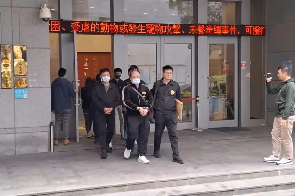 【摩鐵偷拍勒索】三重警疑收受不法集團喝花酒洩個資　法院收押禁見、今記2大過免職　　　