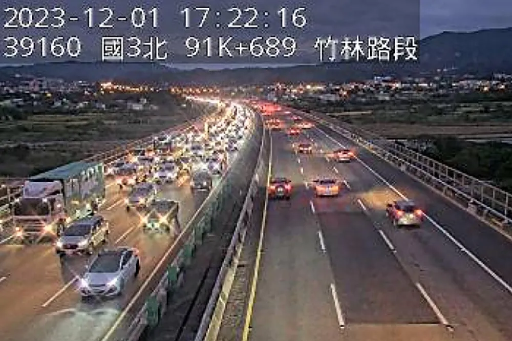 【快訊】國三南下芎林路段車禍駕駛命危　回堵2公里塞爆