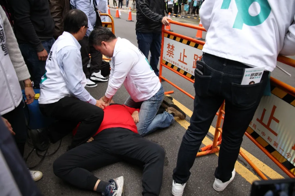 民眾黨柯吳合體站台遇突發意外　媒體記者倒地引發驚慌