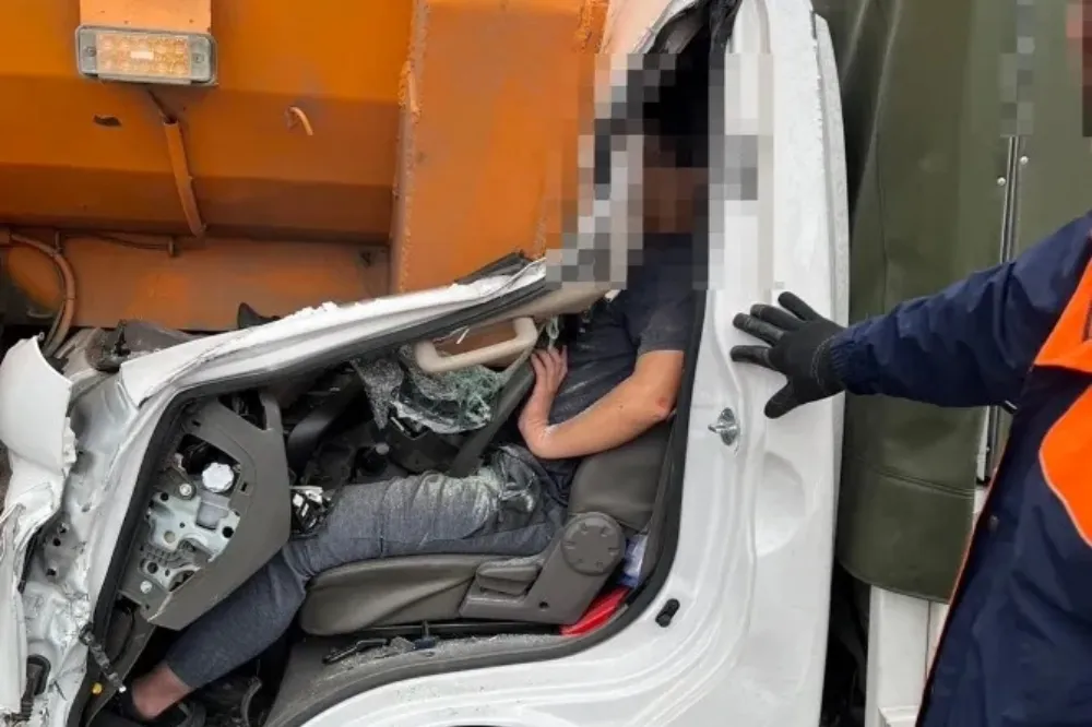 驚悚畫面曝光！國1楠梓小貨車追撞前方砂石車　駕駛瞬間變「鐵包肉」　