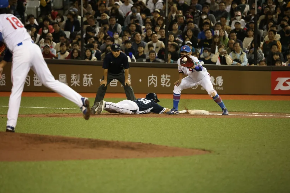 直播主爆大巨蛋「下小雨」三壘側漏水　遠雄：管線接合不慎
