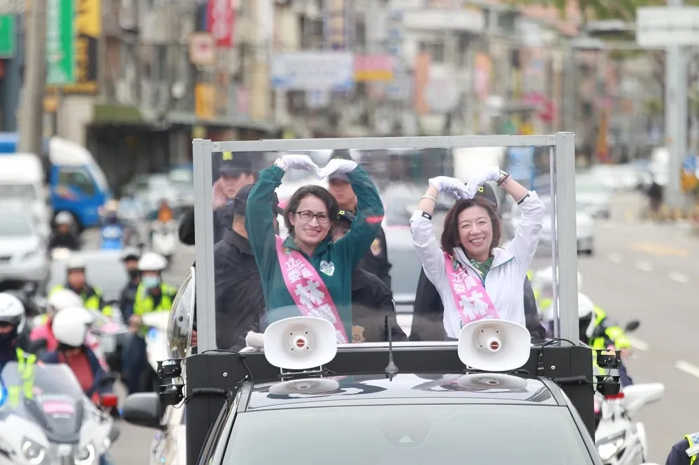 蕭美琴首次車掃就給林靜儀　台中掃街拜票衝人氣