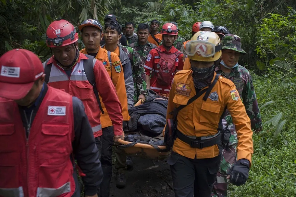 印尼西蘇門答臘島梅拉比火山爆發　登山客11死12失蹤