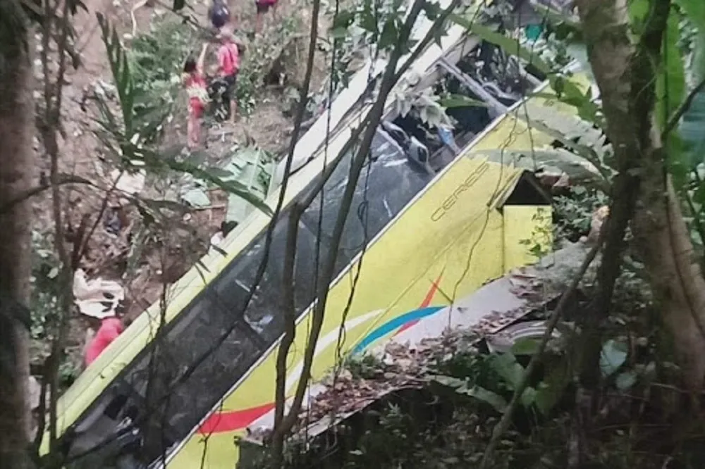 【有片】菲律賓53人巴士墜崖至少25死　疑因機械故障衝破水泥護欄