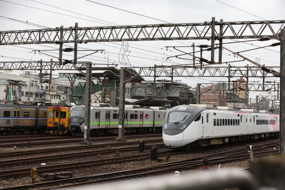 【快訊】台鐵往基隆列車撞上入侵異物意外　列車延誤、部分區間停駛