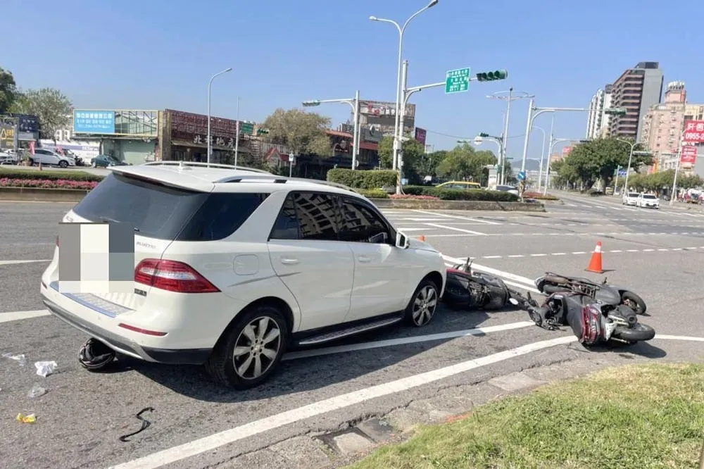 【可怕片】北投賓士失控爆衝撞3機車畫面曝光　1騎士遭壓車底不治　