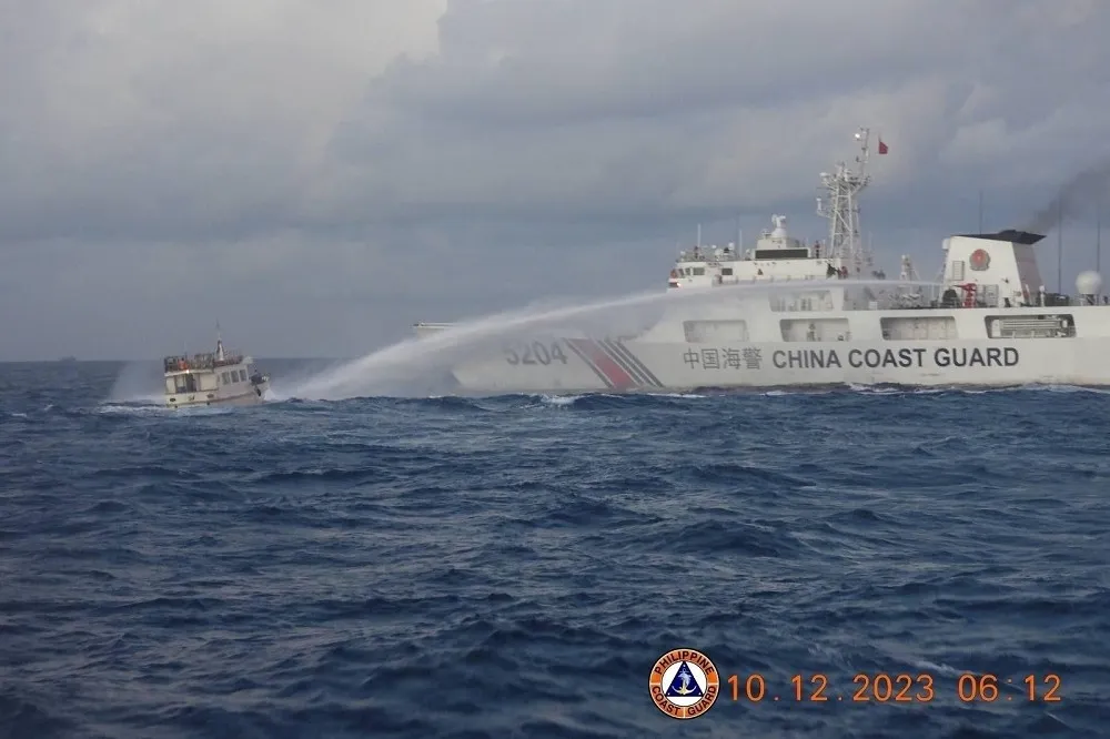 【有片】中國海警船接連兩日水砲攻擊菲律賓船隻　南海衝突態勢陡然升高