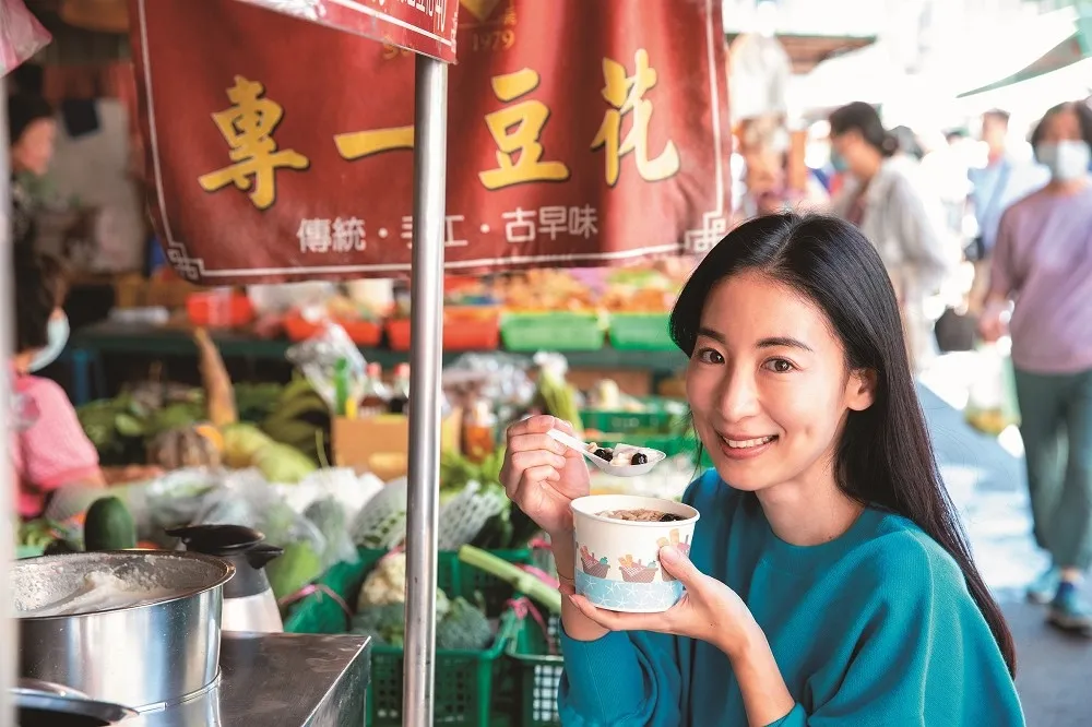 【攤位推薦】日籍女星大久保麻梨子逛永春市場！水果攤竟然還有中、英文說明