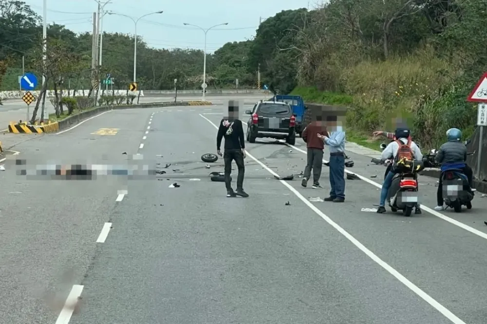 苗栗男騎士閃車失控衝撞對向汽車　車殼爆裂只剩骨架釀1死1重傷