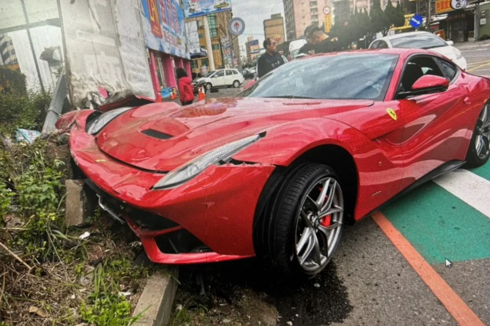 1700萬法拉利桃園街頭暴衝　車頭一撞全毀維修費看哭了