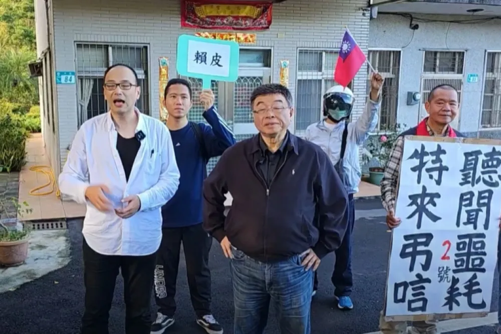 邱毅抵賴清德兩層洋房老家前開直播酸「多漂亮啊！」　四叉貓也到場參戰
