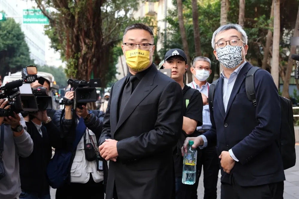 朱學恒不認強吻、強抱鍾沛君　法官追加限制出境8個月