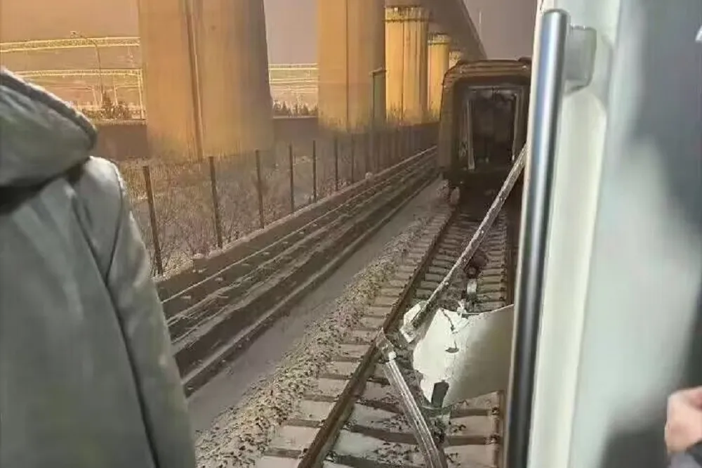 【有片】北京地鐵追撞車廂斷裂事故　造成102人骨折