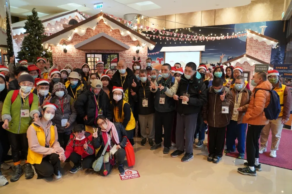 昇恆昌內湖旗艦店聖誕公益活動傳遞愛　邀樂山院生體驗薑餅人夢幻雪景村莊