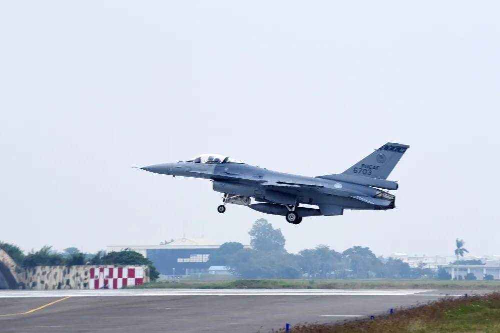 《營安條例》三讀通過　軍事迷拍攝戰機起降未危害安全不禁止