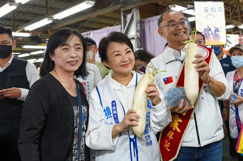 盧秀燕陪掃市場展人氣　大讚黃柏霖為「科丁」儲人才