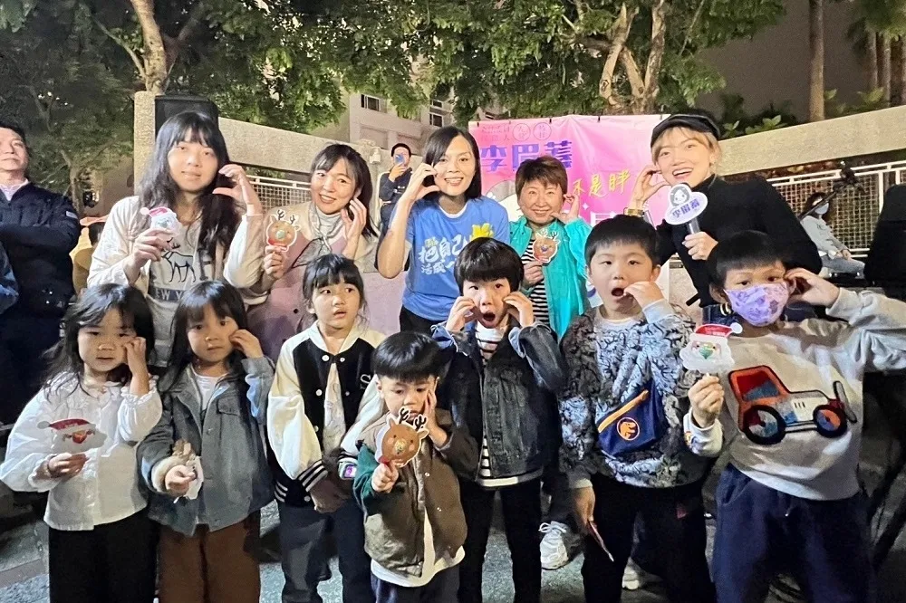 街頭「歌」喉戰！李眉蓁、白喬茵夜市尬唱　開直播與民互動博聲量　　