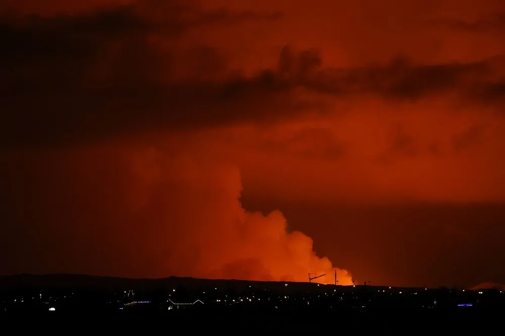 【有片】冰島火山爆發　地裂3.5公里巨縫、岩漿噴泉高逾100公尺