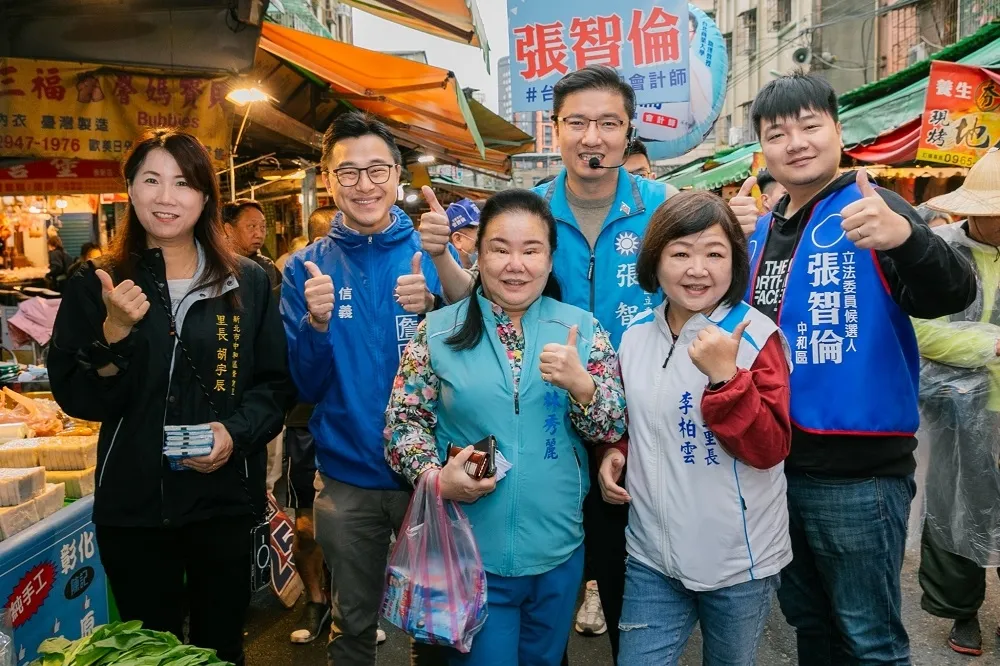 力挺張智倫進國會　戰鬥藍新生代冷風中陪同市場拜票