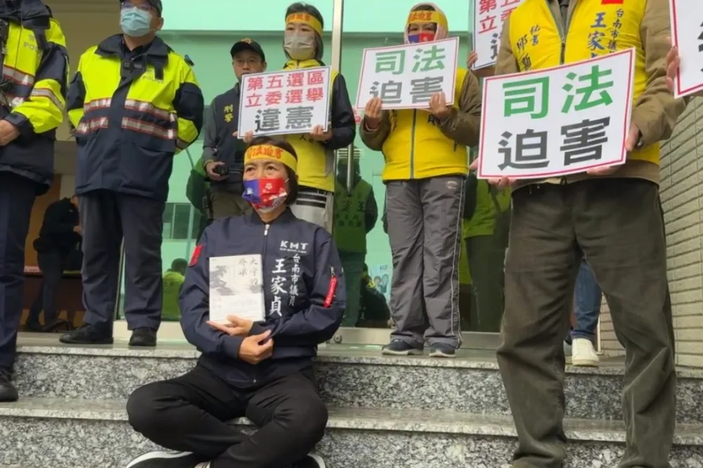 立委參選資格不符無法抽籤　王家貞赴台南選委會靜坐抗議
