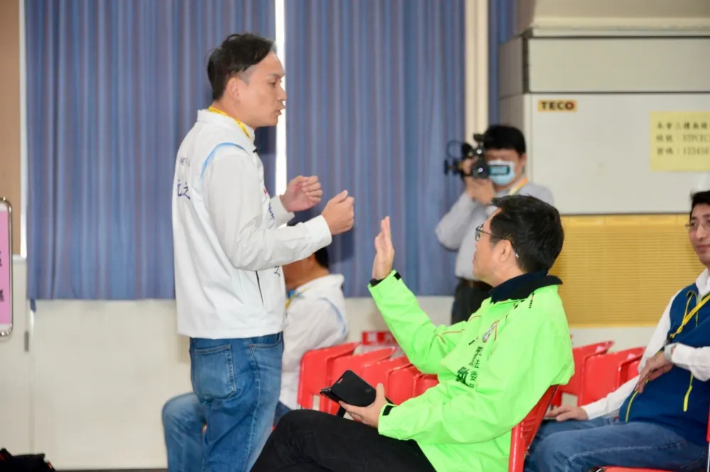 新北立委抽籤超火爆！羅致政、葉元之互揭情史　陳長志裸身舉牌反對立