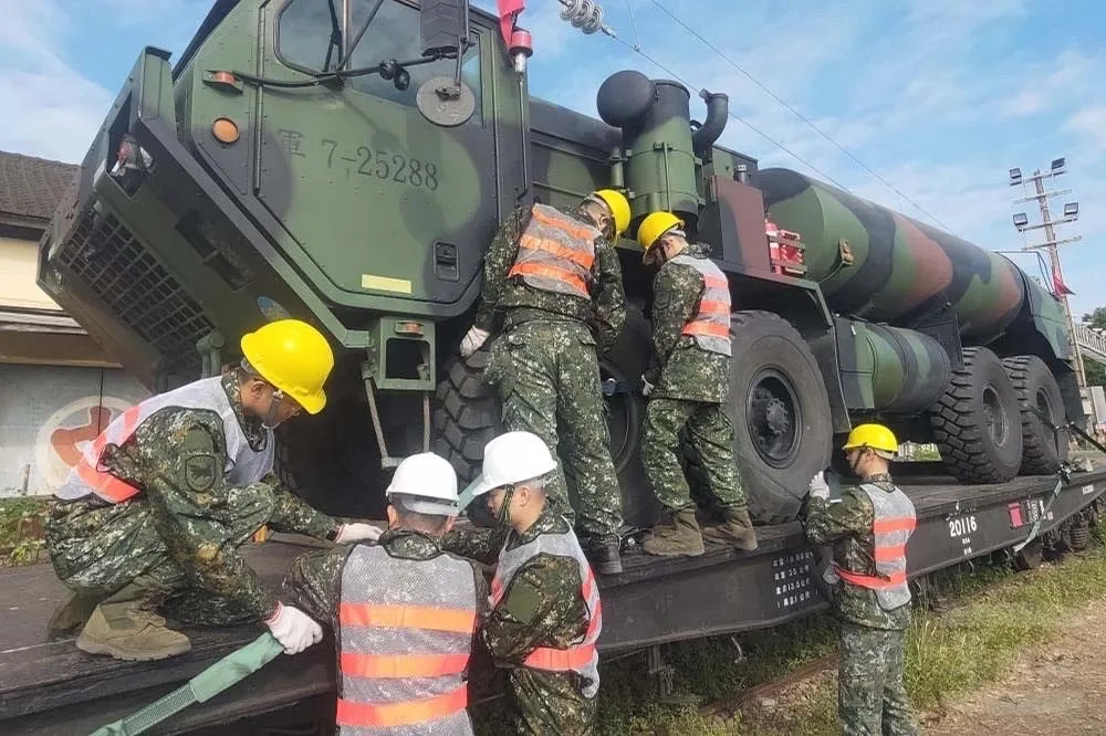 罕見！M978油罐車「上鐵皮」　30噸巨無霸車身挑戰鐵路運輸