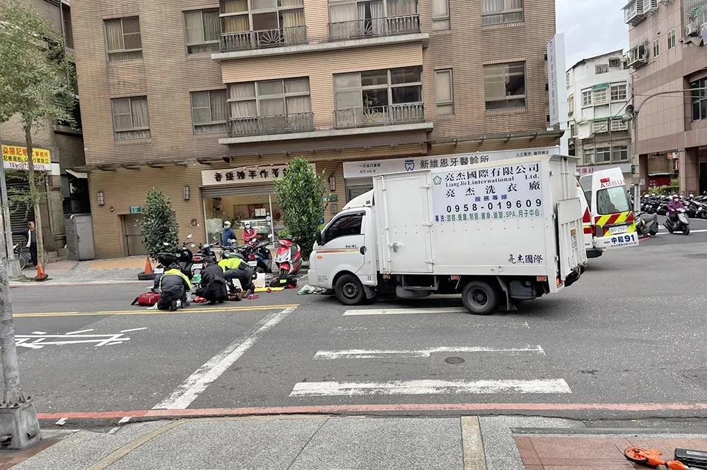 【可惡片】行人地獄！疑A柱擋視線　永和婦人遭左轉貨車撞飛命危