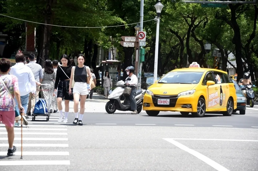 鄭立：「行人皇帝」這種妄想是不成立的