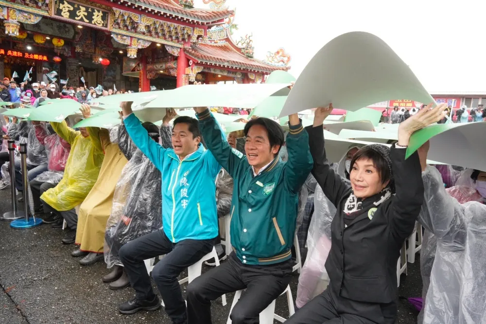 賴蕭配拚陸戰！環島拼圖首站到宜蘭　千人冒寒風細雨力挺
