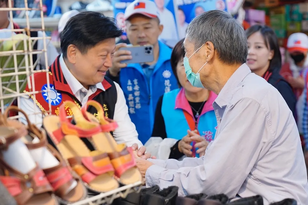 傅崐萁連兩天寒風細雨徒步拜票　市民喊：花蓮要蘇花安、讓中客來台觀光