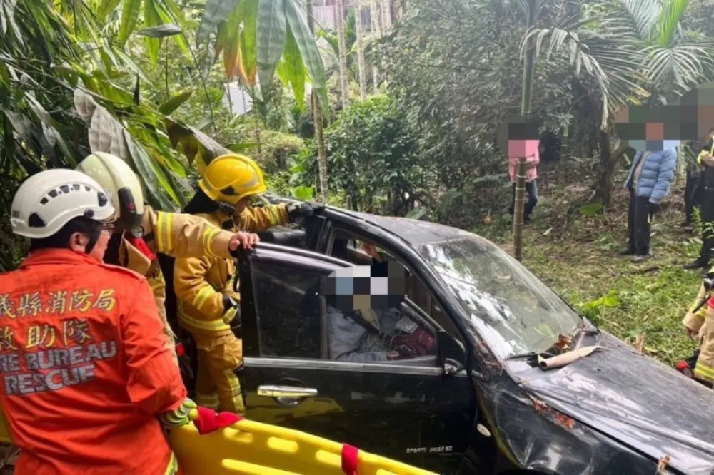 嘉義7旬男開車載3好友出遊　車失控翻落30米山谷2死2傷