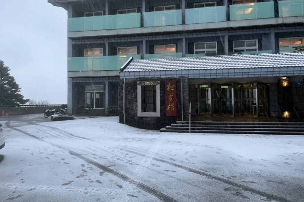 全台瘋追雪！大雪山入冬首場瑞雪　合歡山成銀白世界