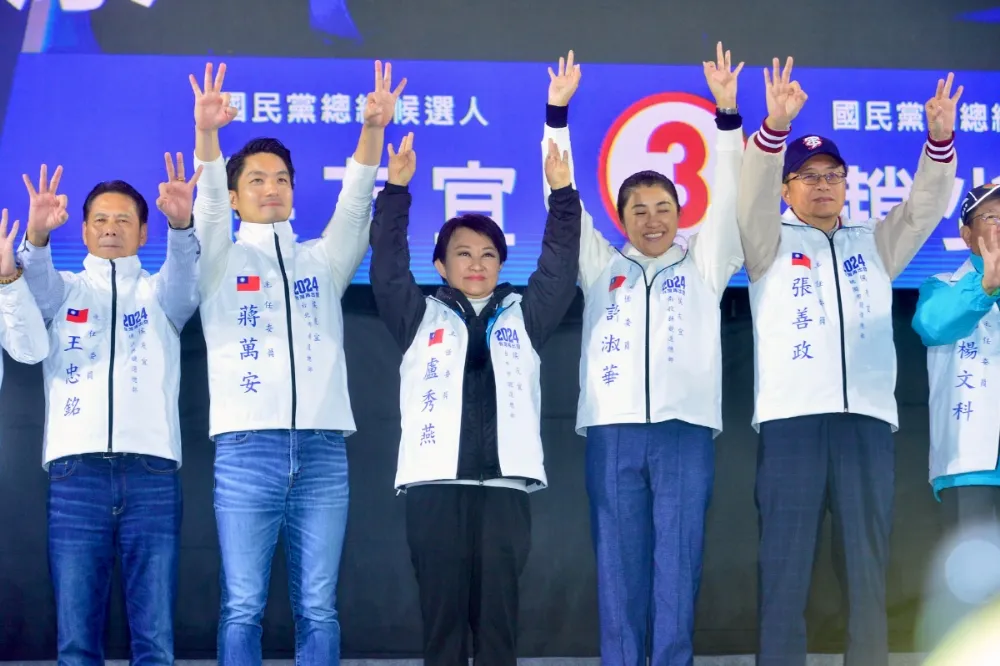 【侯康凱道造勢】激喊離勝利最近一次！　盧秀燕扮另類母雞催票