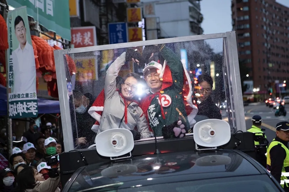 蕭美琴、李坤城為台灣祈福  有民眾手比OK表示支持