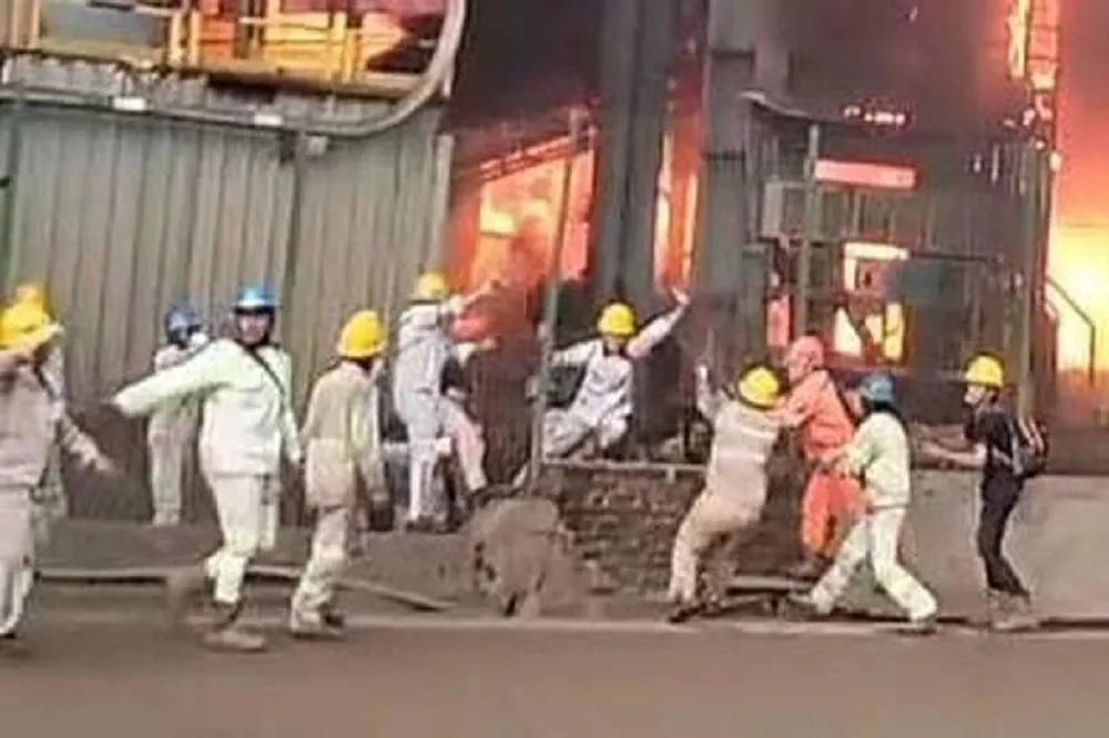 【有片】印尼「一帶一路」冶煉爐爆炸！釀13死38傷　有人跳樓逃生