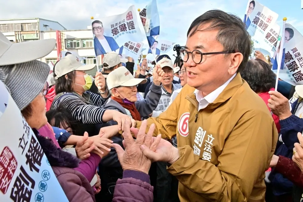 劉櫂豪延續氣勢路口問早　鄉親熱情回應