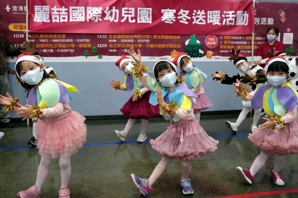 麗喆國際幼兒園寒冬快閃送暖  純真歌聲感動病友療癒人心